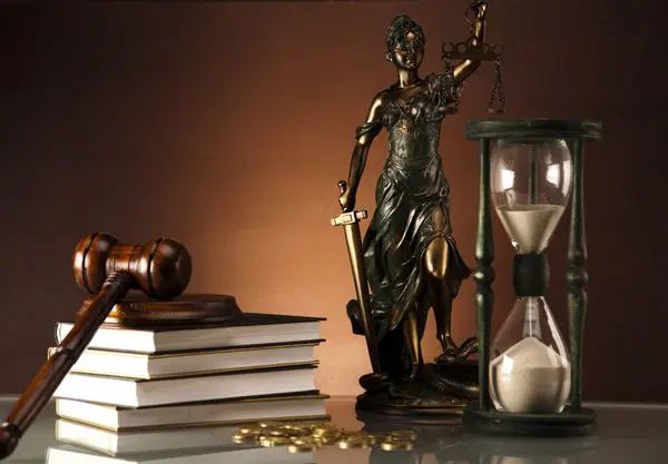 وکیل پایه یک دادگستری|خدمات مالی، حسابداری، بیمه|اصفهان, چرخاب|دیوار