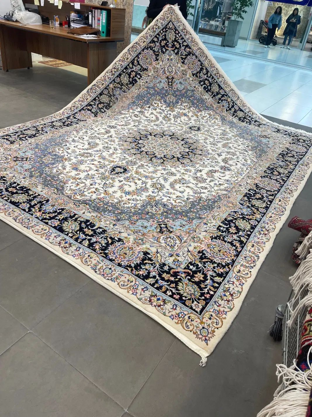 فرش دستباف بساک در کرج ۱۲ متر حاشیه سرمه ای کاشان|فرش|تهران, تولید دارو|دیوار