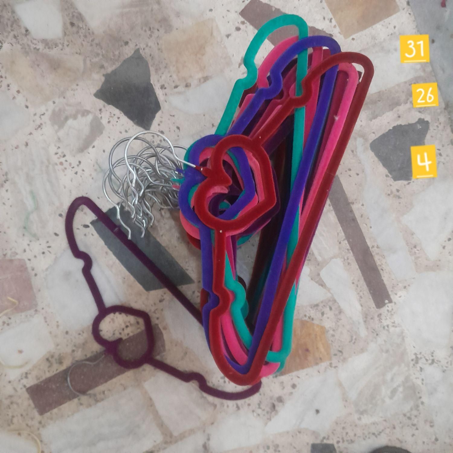یک مجموعه متنوع از چوبکار (چوب لباسی) کارکرده|بندرخت و رخت‌آویز|رشت, گلسار|دیوار