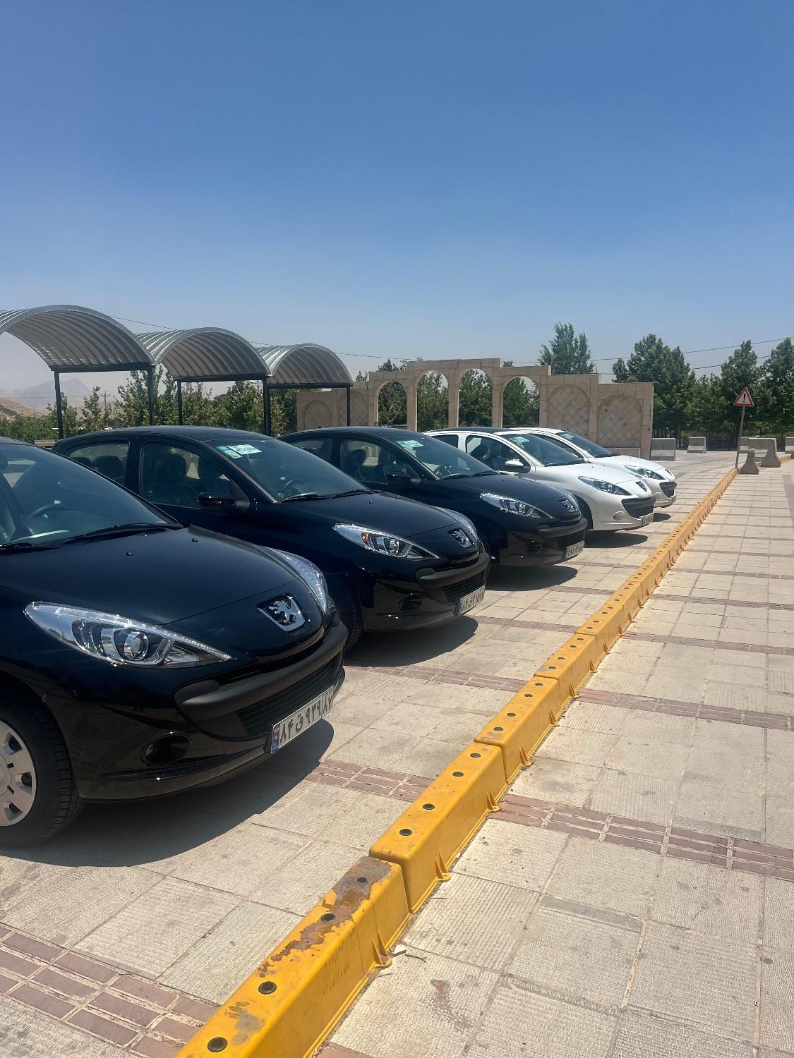 پژو 207i دندهای TU3، سفید و مشکی مدل ۱۴۰۴|خودرو سواری و وانت|شیراز, شهرک گلستان|دیوار