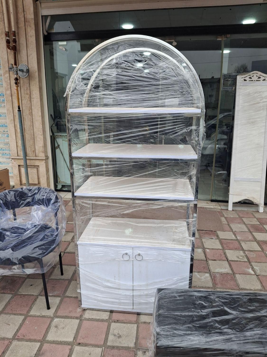 استند قدی|آرایشگاه و سالنهای زیبایی|رشت, امین الضرب|دیوار