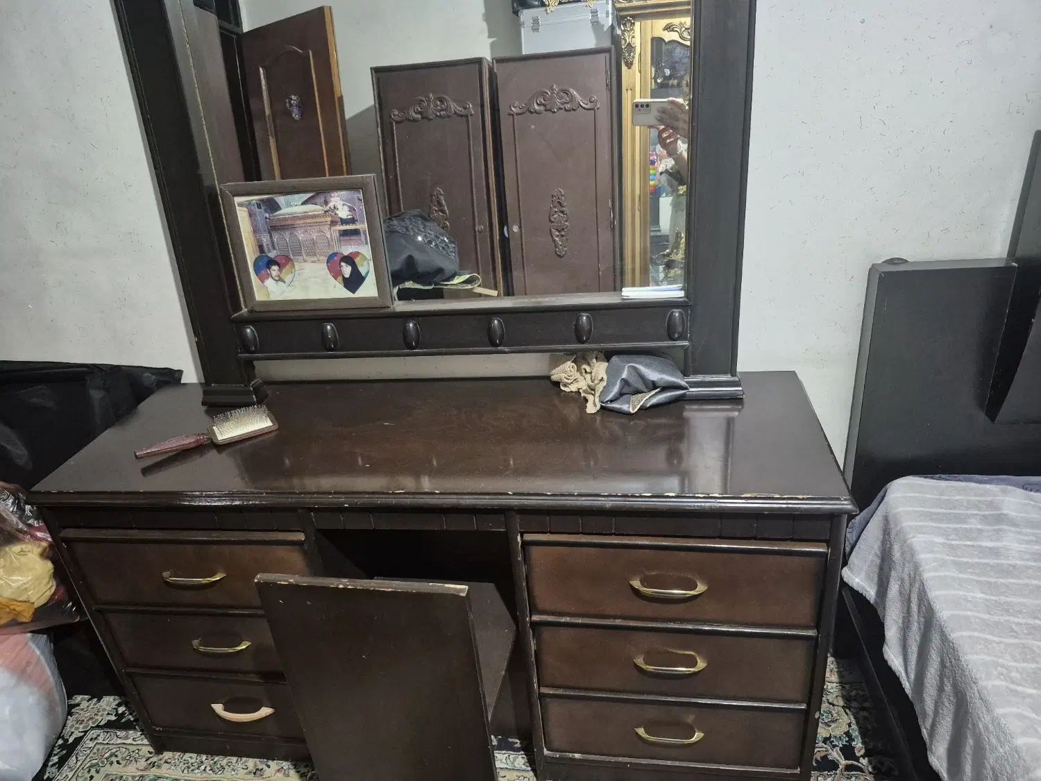 کمدو دراور و تخت|جاکفشی، کمد، دراور|اصفهان, باغ فدک|دیوار