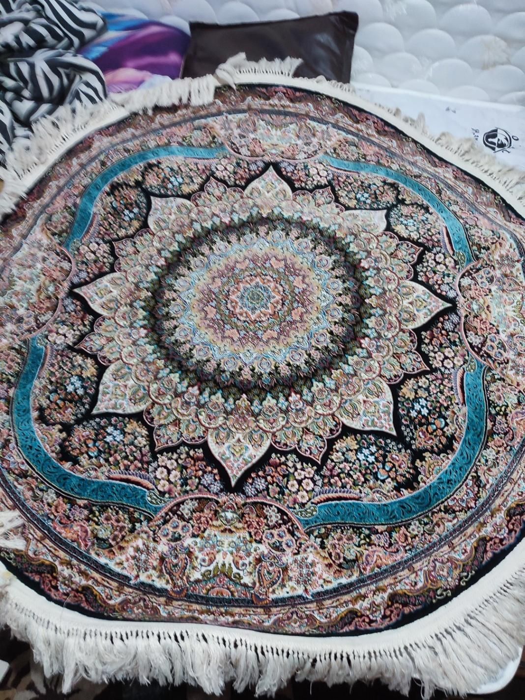 دو عدد فرش ماشینی گرد|فرش|پرند, |دیوار