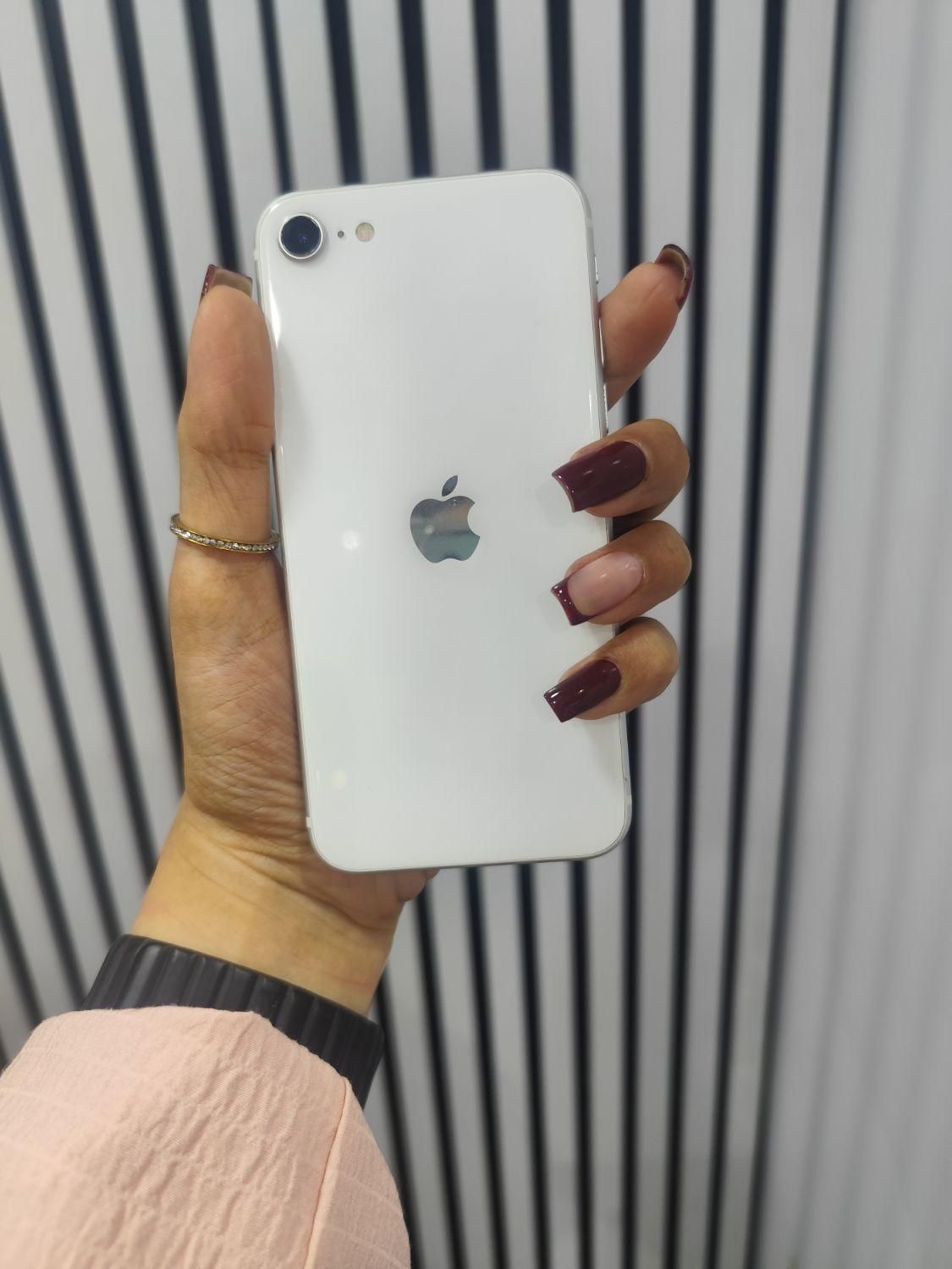 اپل iPhone SE (2020)128درحد نو خیلی تمیز|موبایل|تهران, جمهوری|دیوار
