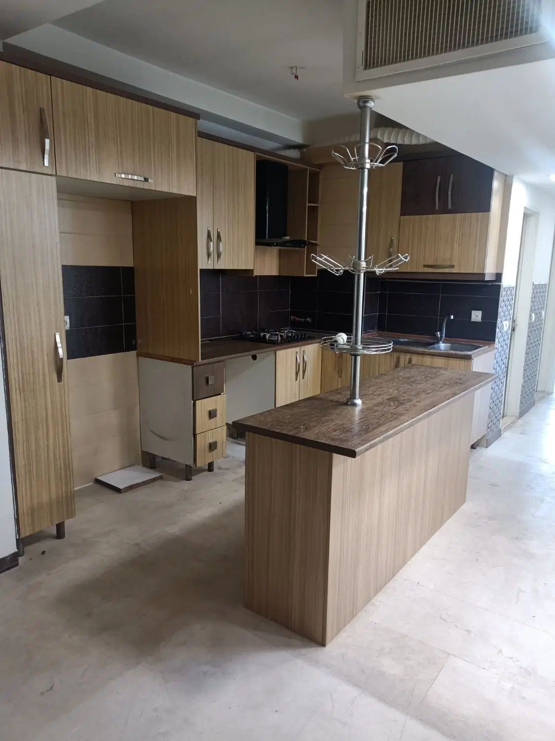 کابینت آشپزخانه همراه گاز رومیزی وهودوسینک|آب‌چکان و نظم‌دهنده ظروف|رودهن, |دیوار