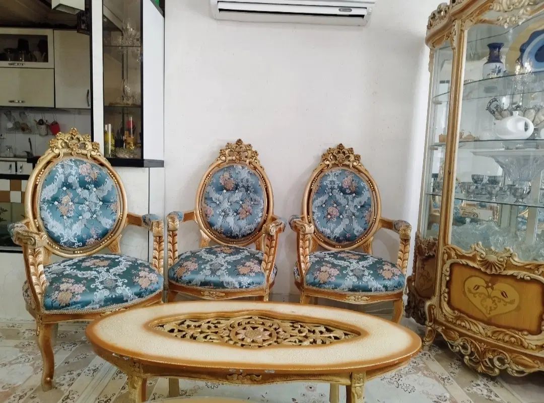 مبلمان سلطنتی ۹ نفره +میز ناهارخوری ۸ نفره +ویترین|مبلمان خانگی و میز عسلی|اسلام‌شهر, مسکن مهر اسلاشهر (شهرک امام خمینی)|دیوار