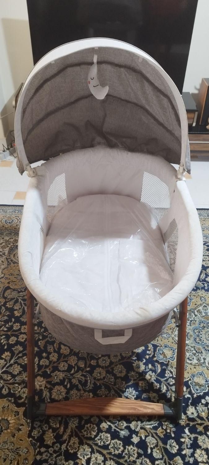گهواره تاشو کنار تخت مادر بدنه چوبی فلزی|تخت و صندلی بچه|رشت, پارک شهر|دیوار