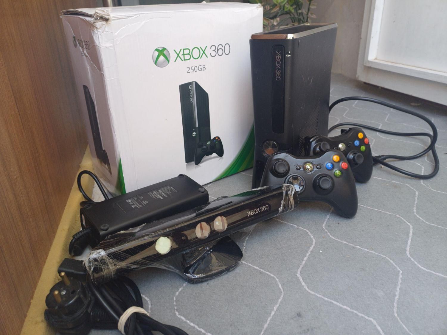 ایکس باکس۳۶۰ xbox360 دو دسته اصلی به‌همراه کینکت|کنسول، بازی ویدئویی و آنلاین|قم, شاه سید علی|دیوار