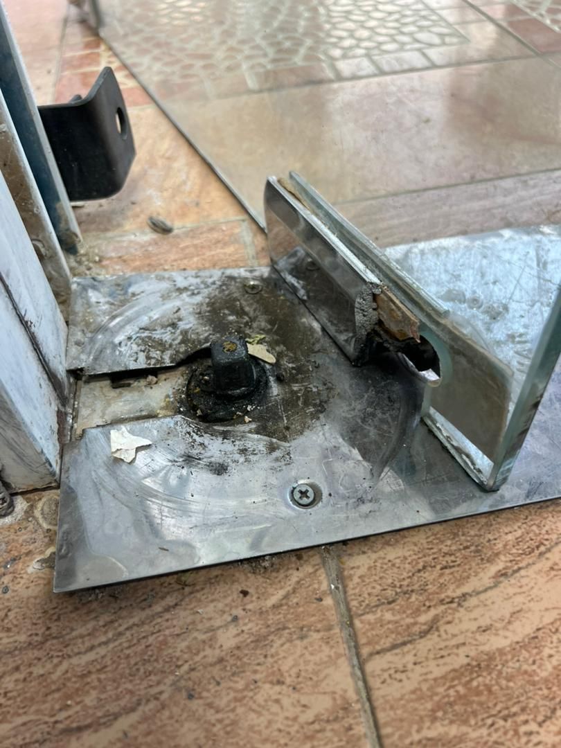 خدمات تعمیر و نصب شیشه سکوریت درب برقی کرکرای|خدمات پیشه و مهارت|شیراز, دارالرحمه|دیوار