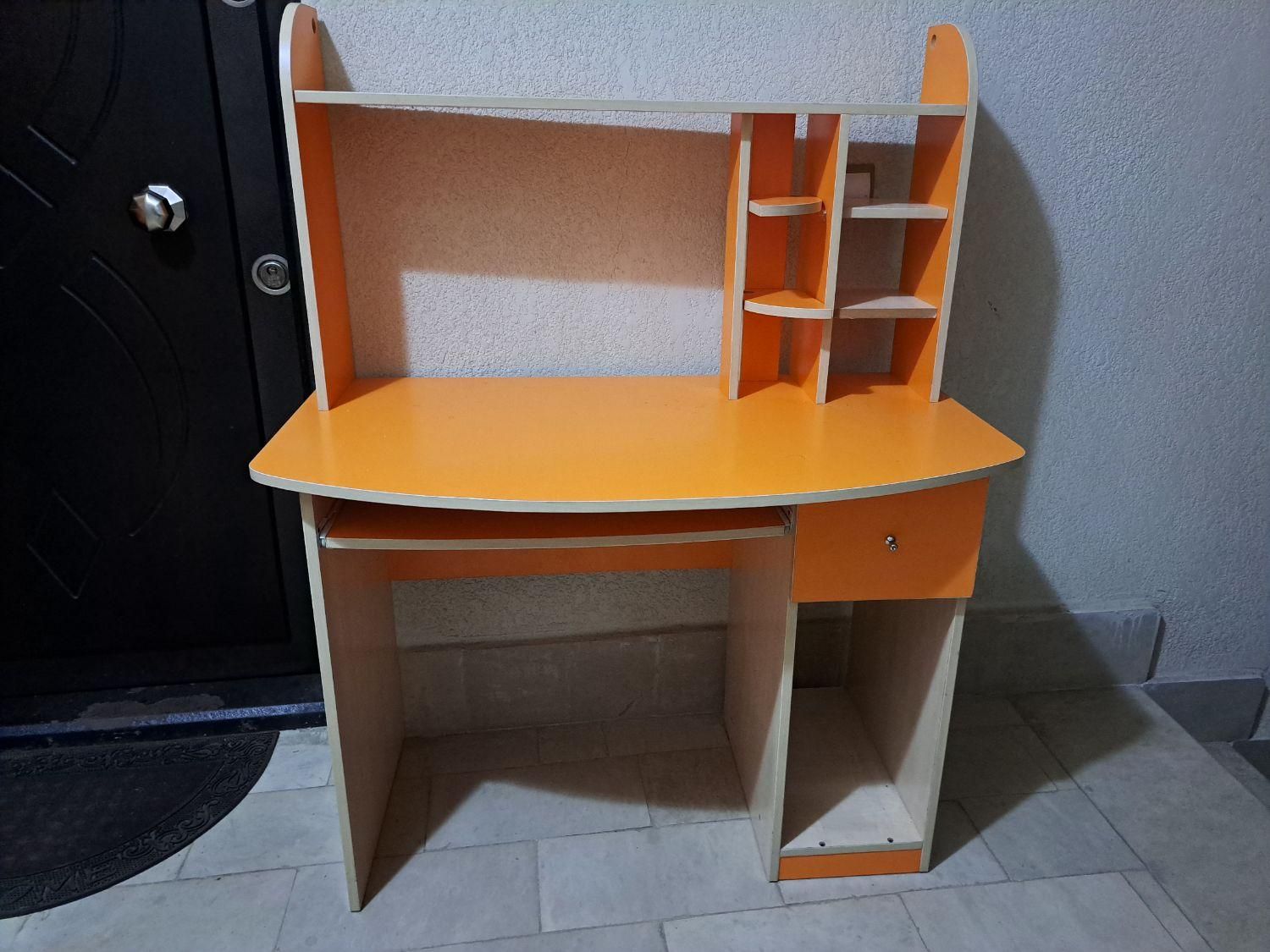 سرویس میز کامپیوتر به همراه کمد لباس و ویترین|میز تحریر و کامپیوتر|لاهیجان, شهید آوینی|دیوار