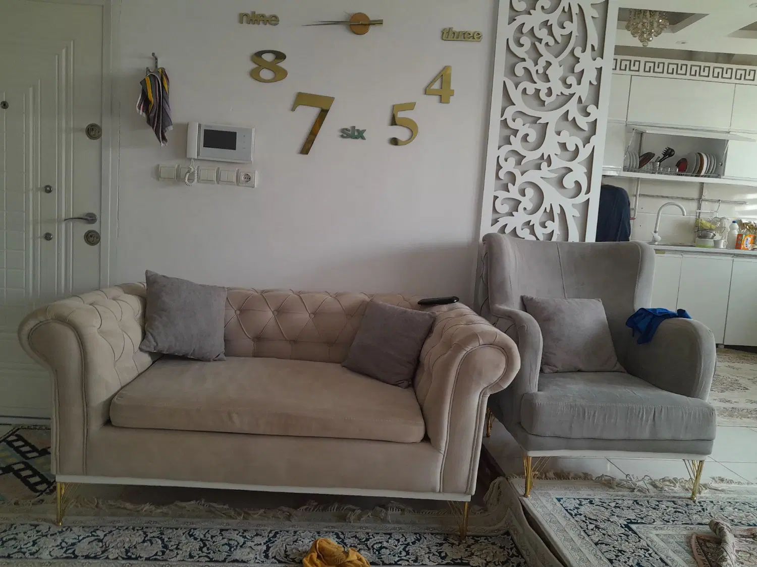 مبل چسترکرم طوسی تروتمیز ۱۷۰۰۰۰۰۰ بدون عسلی|مبلمان خانگی و میز عسلی|جوانرود, |دیوار