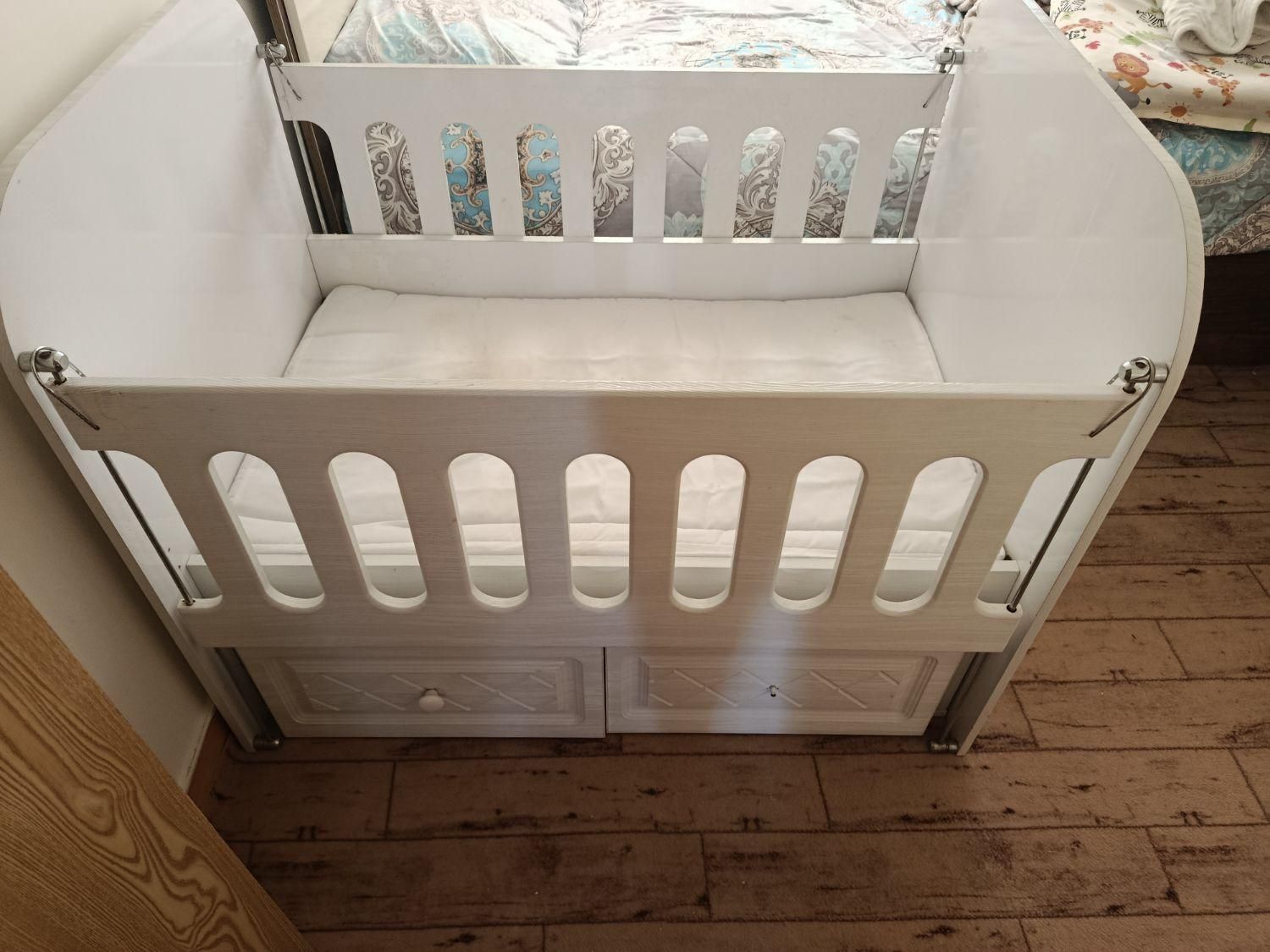 تخت کنار مادر|تخت و صندلی بچه|رشت, سعدی (تختی)|دیوار