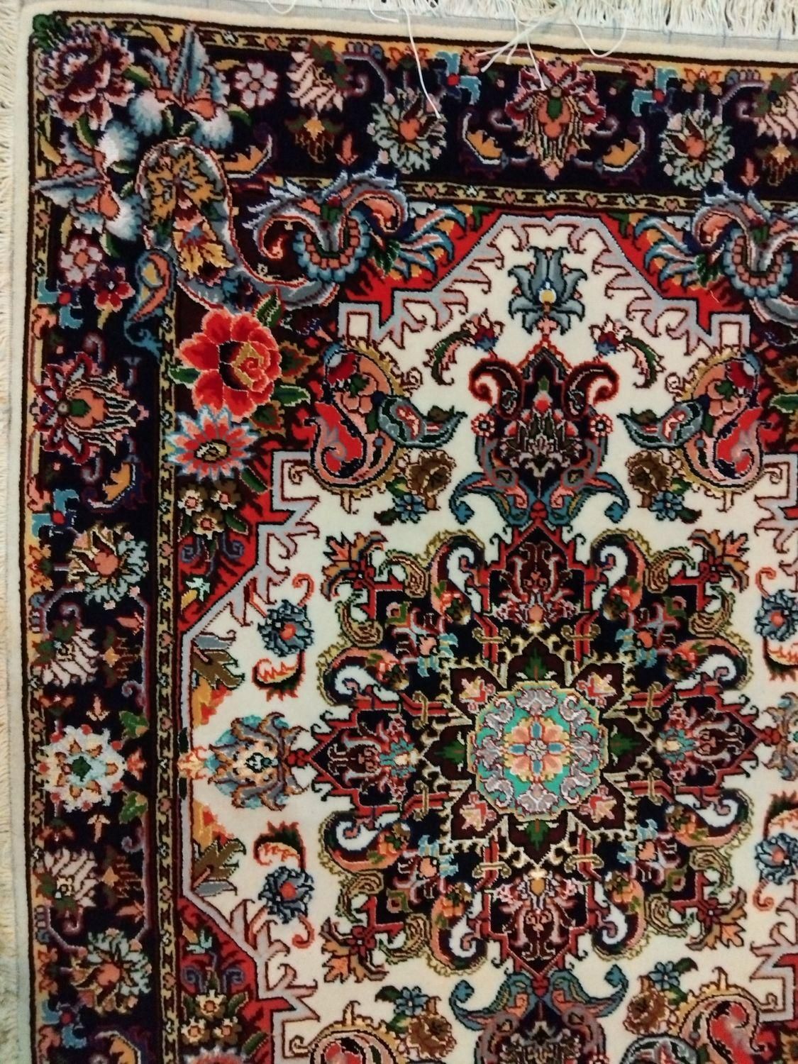 فرش دست بافت اندازه ۹۰ در یک و بیست ریز بافت|فرش|تبریز, |دیوار