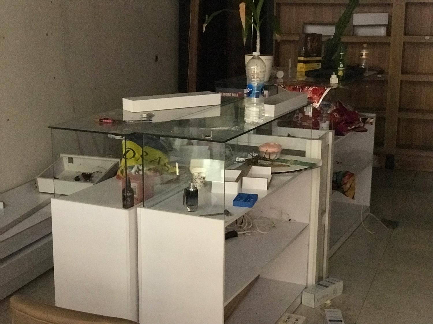 میز ویترینی مخصوص لوازم ارایشی و عطر و ادکلن|فروشگاه و مغازه|کیش, |دیوار
