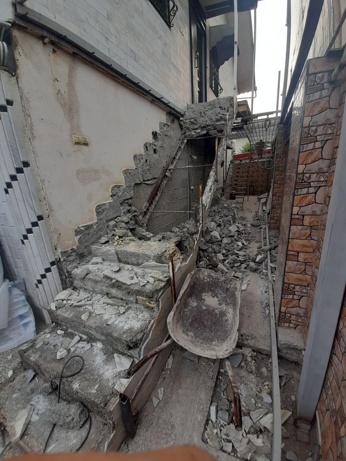 تخریب ستون و شناژ .پله.کاشی ساختمان  و غیره|خدمات پیشه و مهارت|رودسر, |دیوار