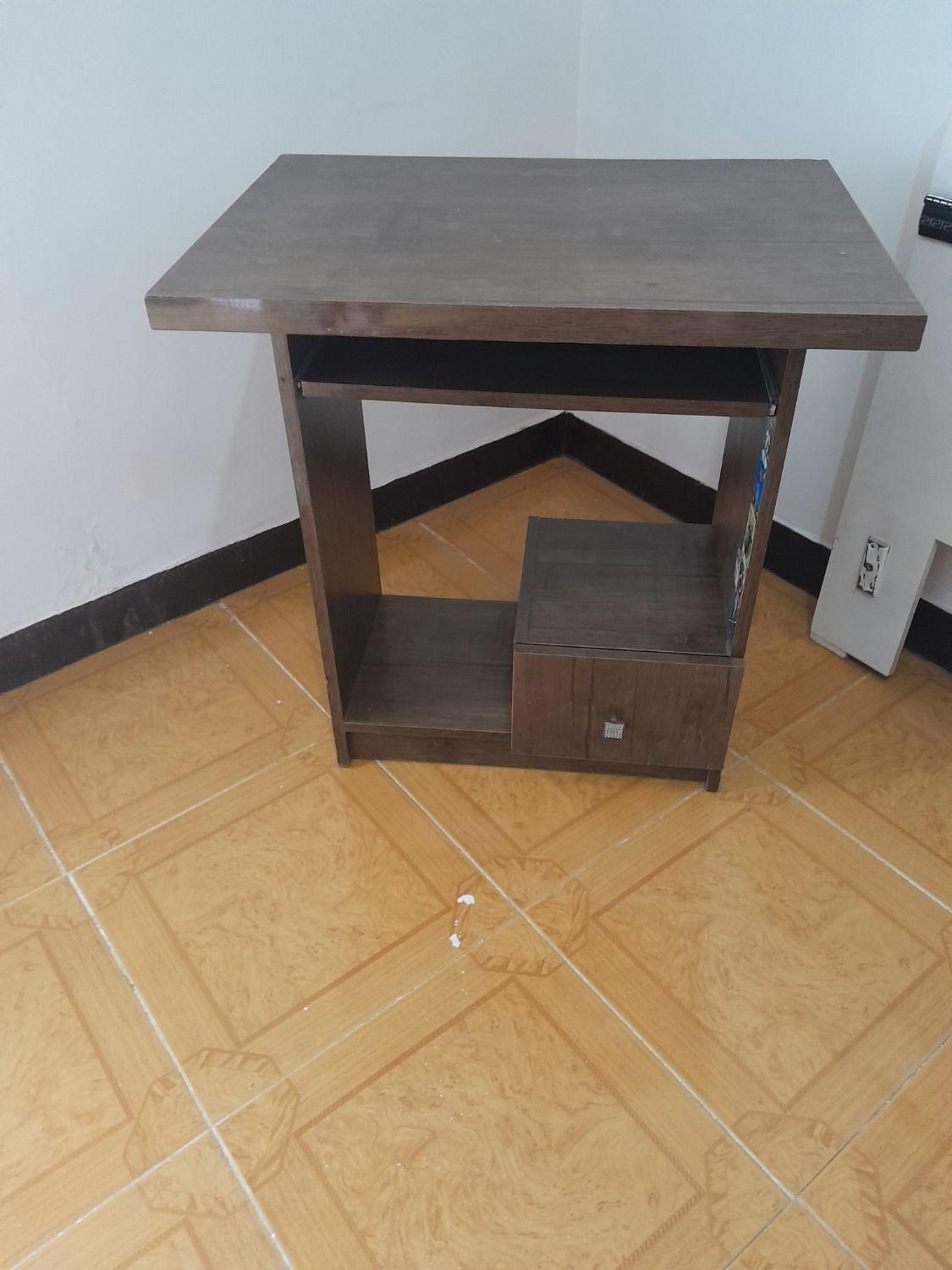 میزتحریر|میز تحریر و کامپیوتر|قرچک, پویینک|دیوار