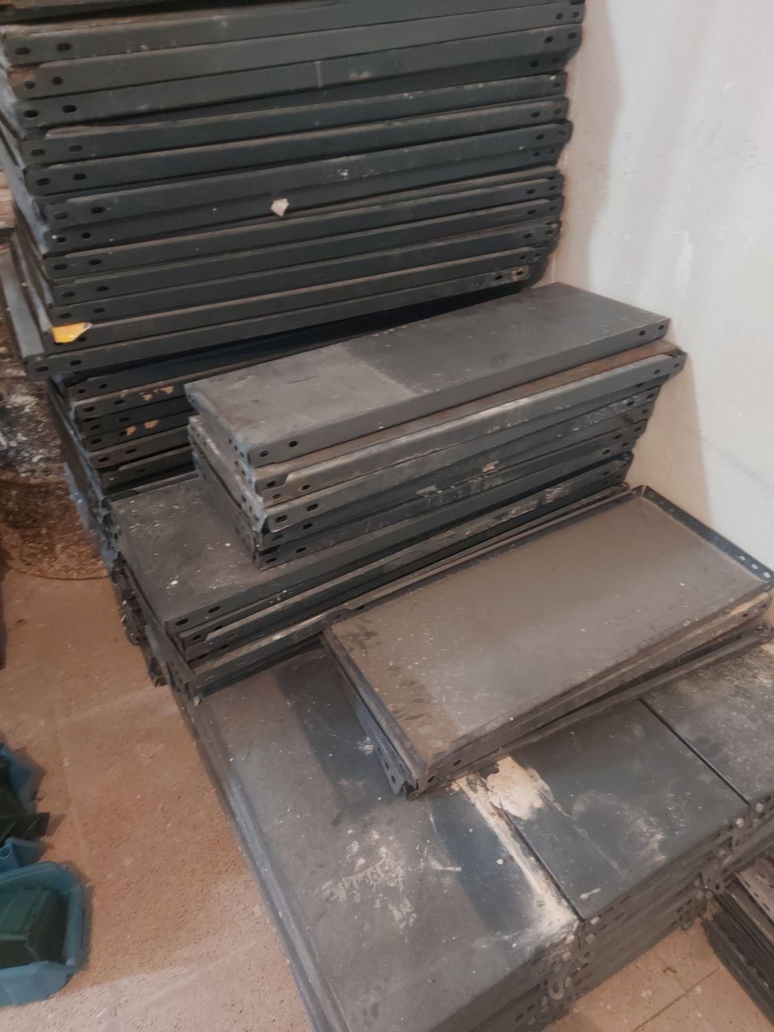 تعدادی قفسه و پالت فروشگاهی در حد نو یکجا|فروشگاه و مغازه|آبسرد, |دیوار