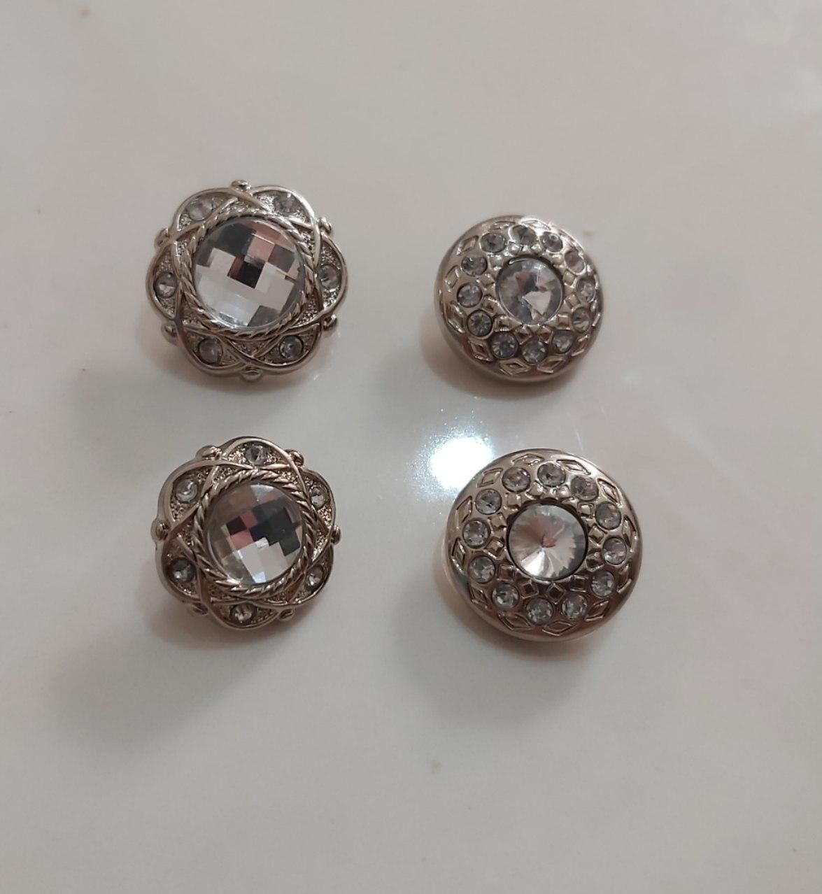 انواع دگمه با رنگ بندی و سایز مختلف|لوازم خیاطی و بافتنی|اسلامآباد غرب, |دیوار