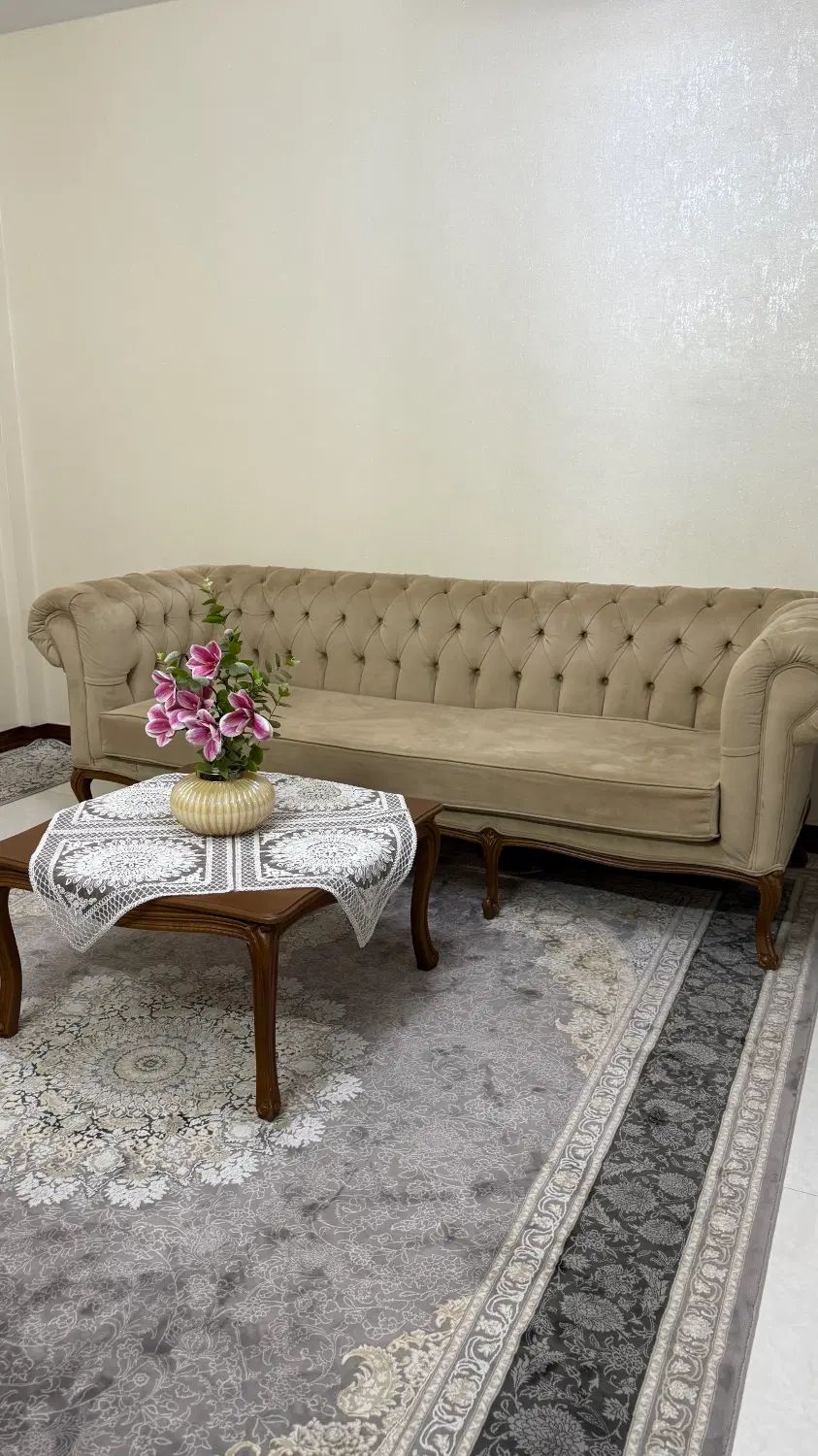 مبلمان شش نفره چستر با تشکچه دوبل|مبلمان خانگی و میز عسلی|تهران, نظام‌آباد|دیوار