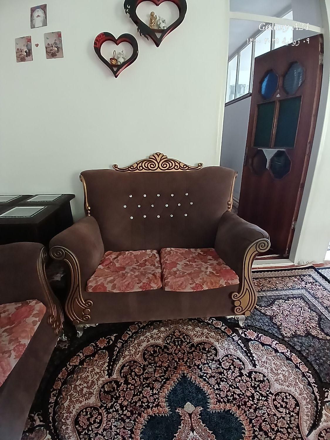مبل هفت نفره با میز علس  قیمت سه میلیون|مبلمان خانگی و میز عسلی|رباط‌کریم, |دیوار