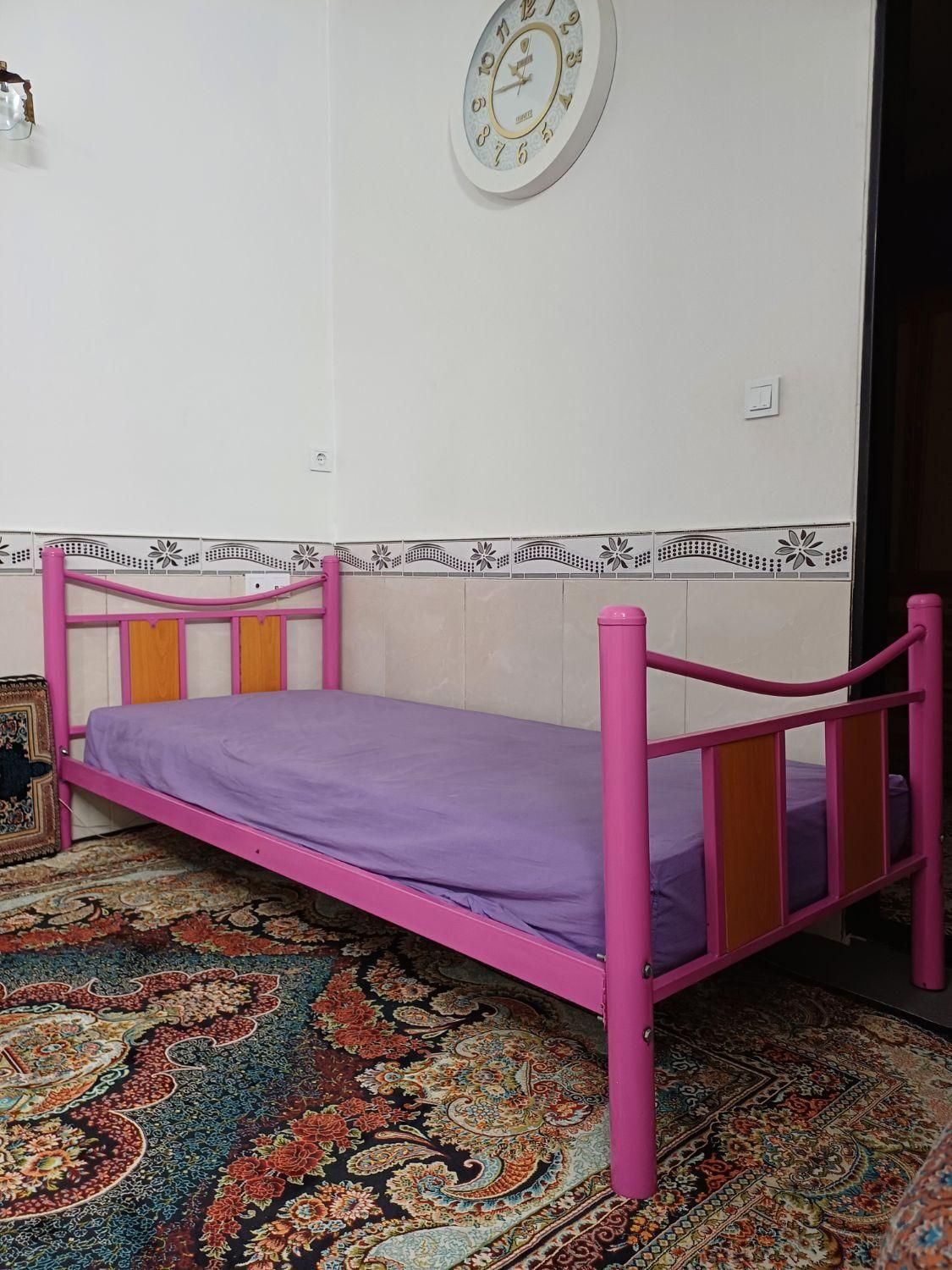 تخت|تشک تختخواب|محمدشهر, کوی بهار|دیوار