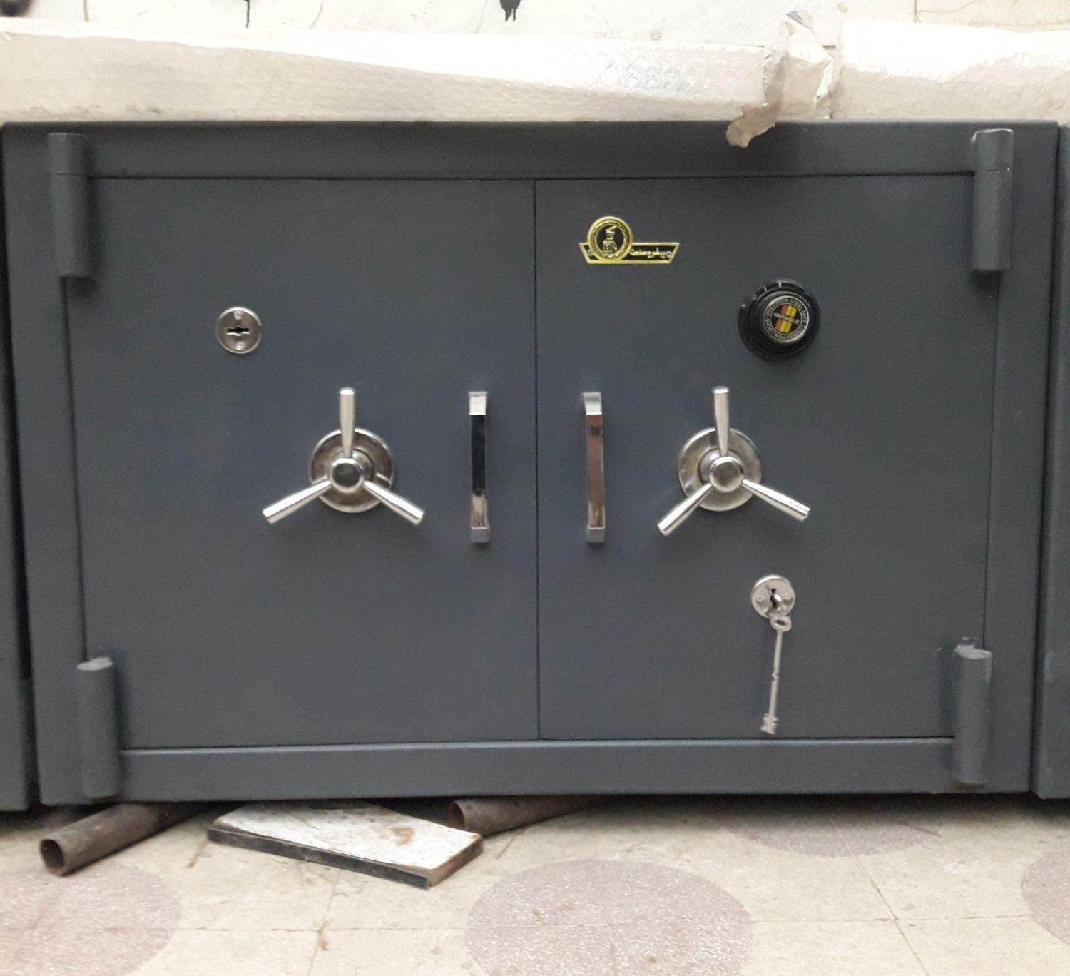 گاوصندوق زیرویترینی طلافروشی سفارشی جنس عالی|ابزارآلات|شیراز, تندگویان|دیوار