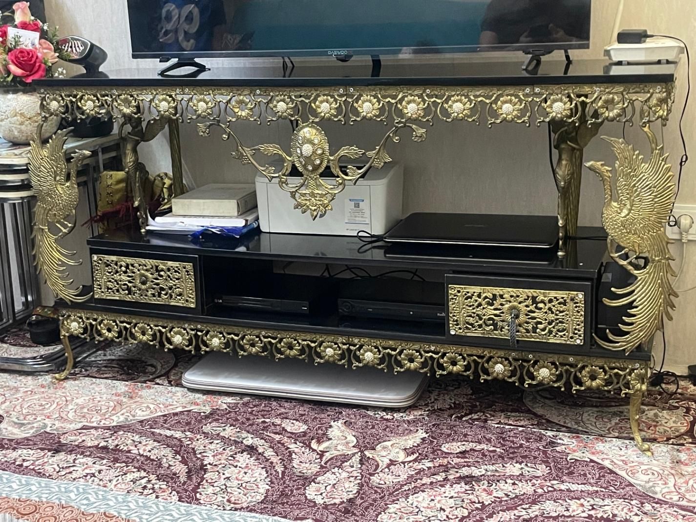 میز تلویزیون  دوعدد لوستر  ۴شاخه ومیز کنسول برنز|میز تلویزیون|تهران, خاک سفید|دیوار