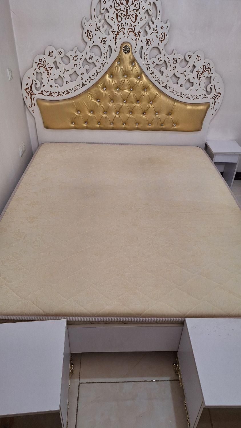 تخت دونفره به همراه تشک|تخت و سرویس خواب|آبیک, |دیوار