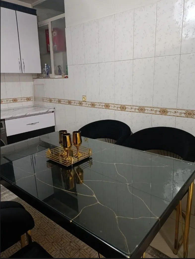 میز نهار خوری پایه استیل ۶نفره با چهار صندلی|میز و صندلی غذاخوری|تهران, بهارستان|دیوار