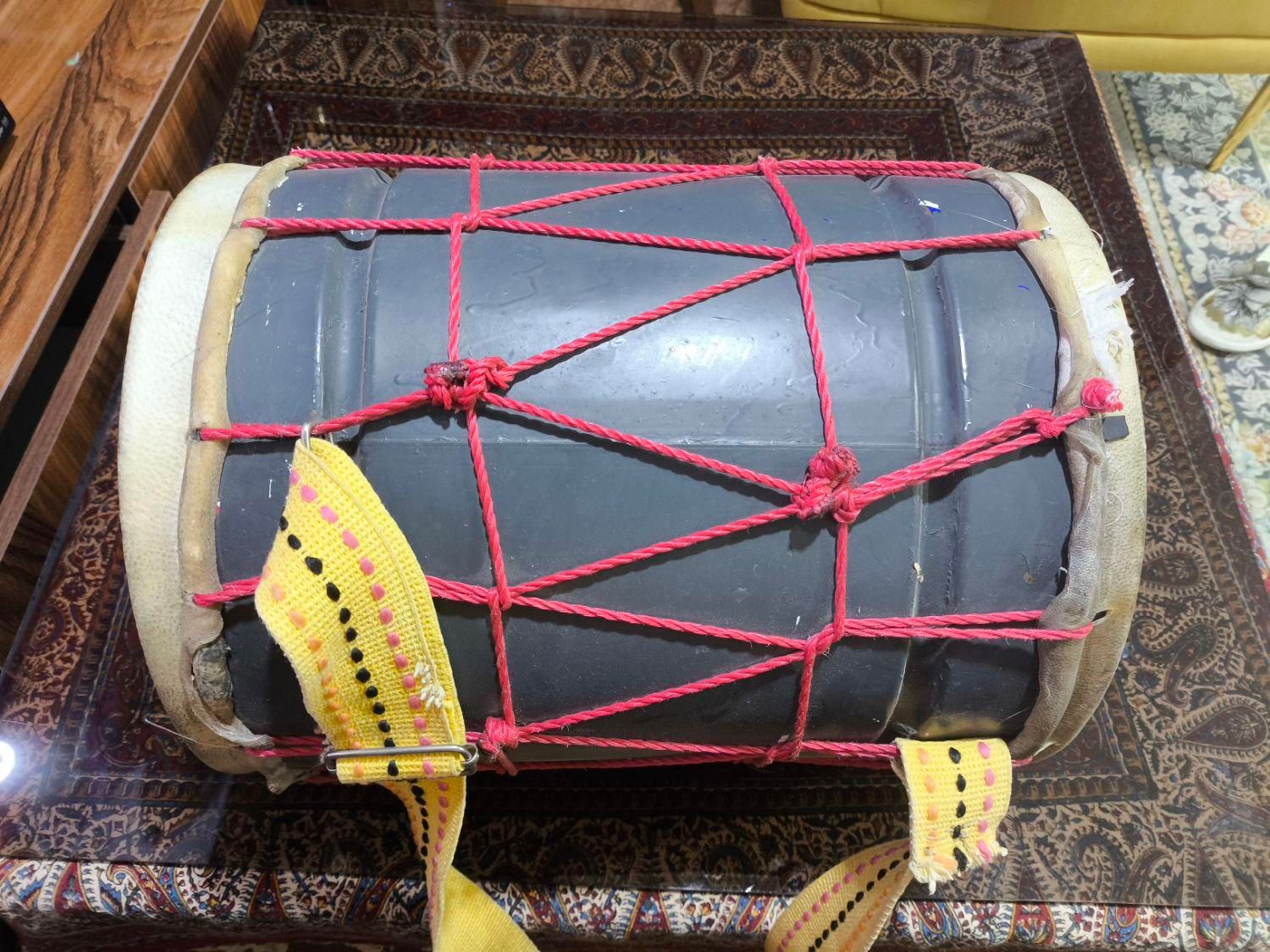 دمام سایز کوچیک دارای یک پارگی کوچیک روی پوسش|درام و پرکاشن|آبادان, |دیوار