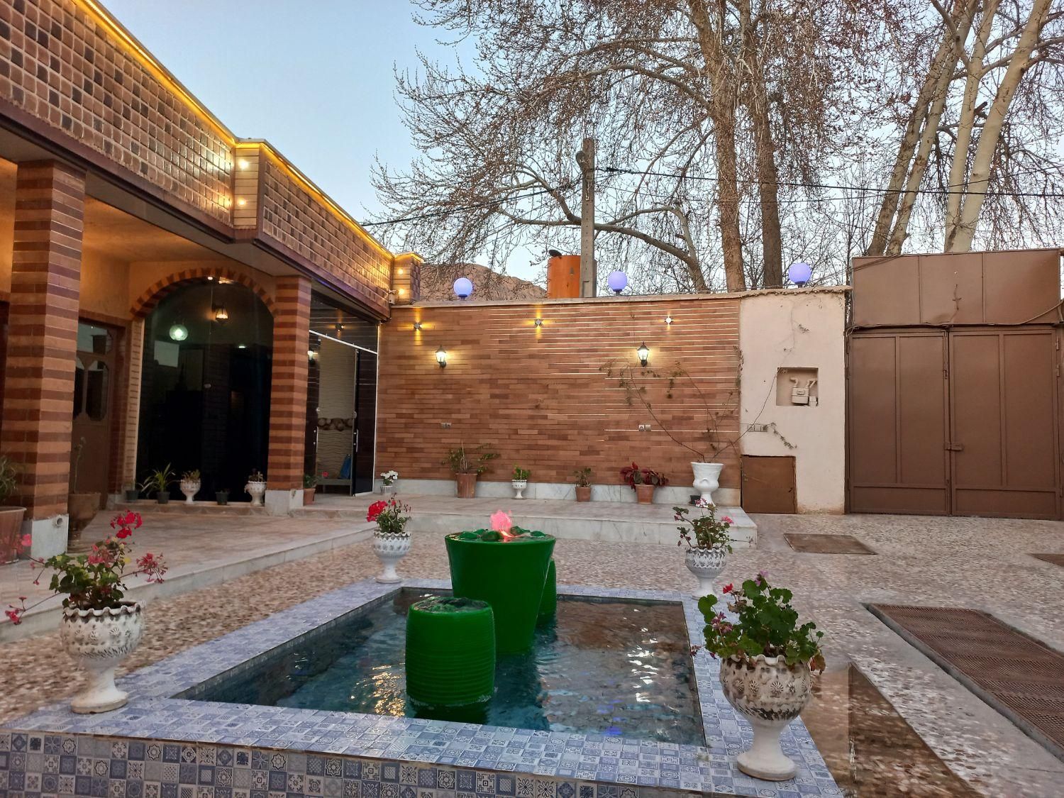 اقامتگاه بومگردی فاروق|اجارهٔ کوتاهمدت ویلا و باغ|شیراز, باغ تخت|دیوار