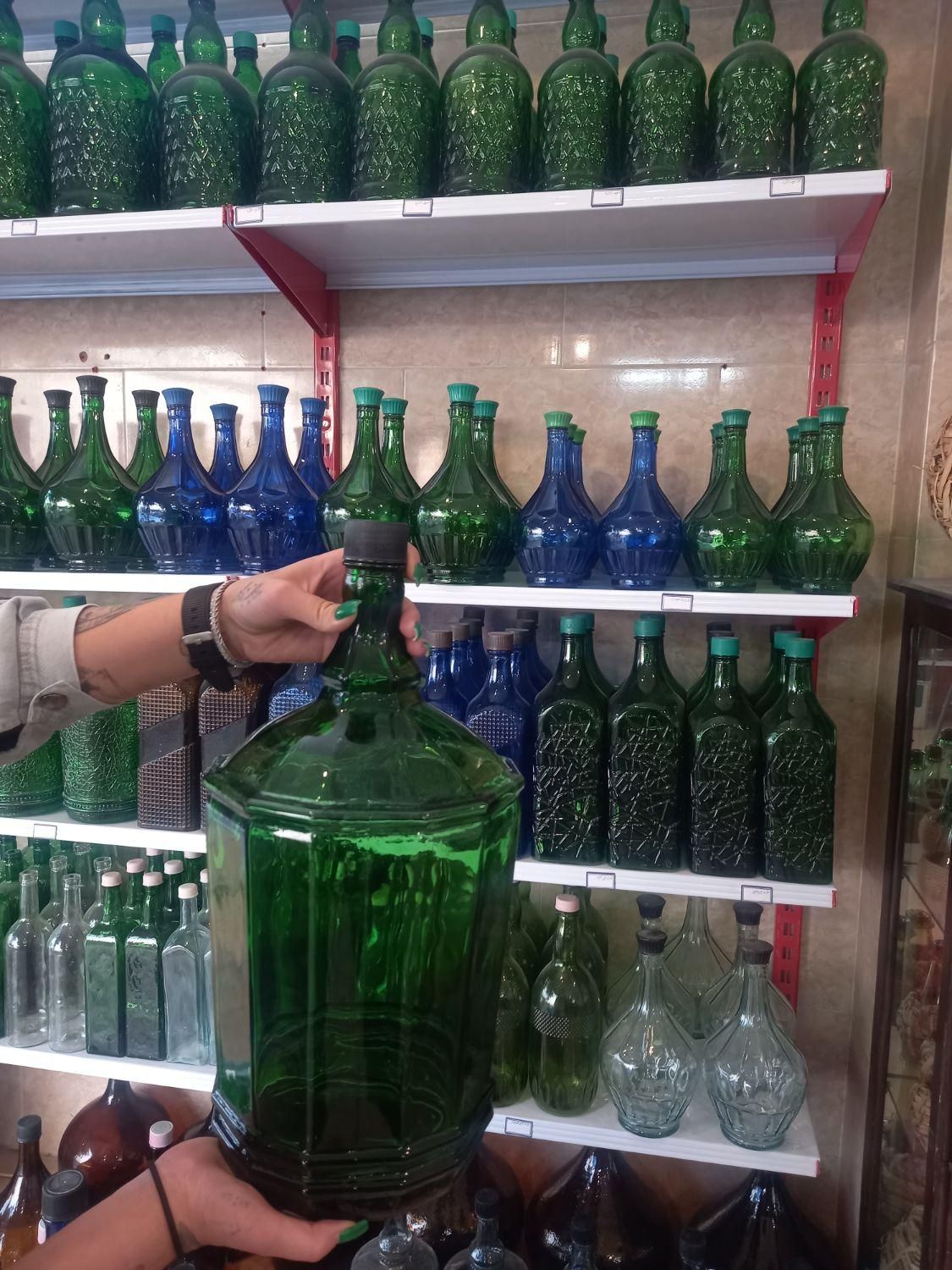 بطری شیشه ای ۸لیتری|ظروف نگهدارنده، پلاستیکی، یک‌بارمصرف|اصفهان, باغ فدک|دیوار