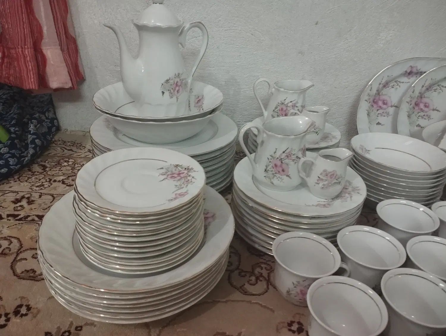 سرویس چینی اسپیدار گل عروس (تفرش)|ظروف سرو و پذیرایی|تهران, آجودانیه|دیوار