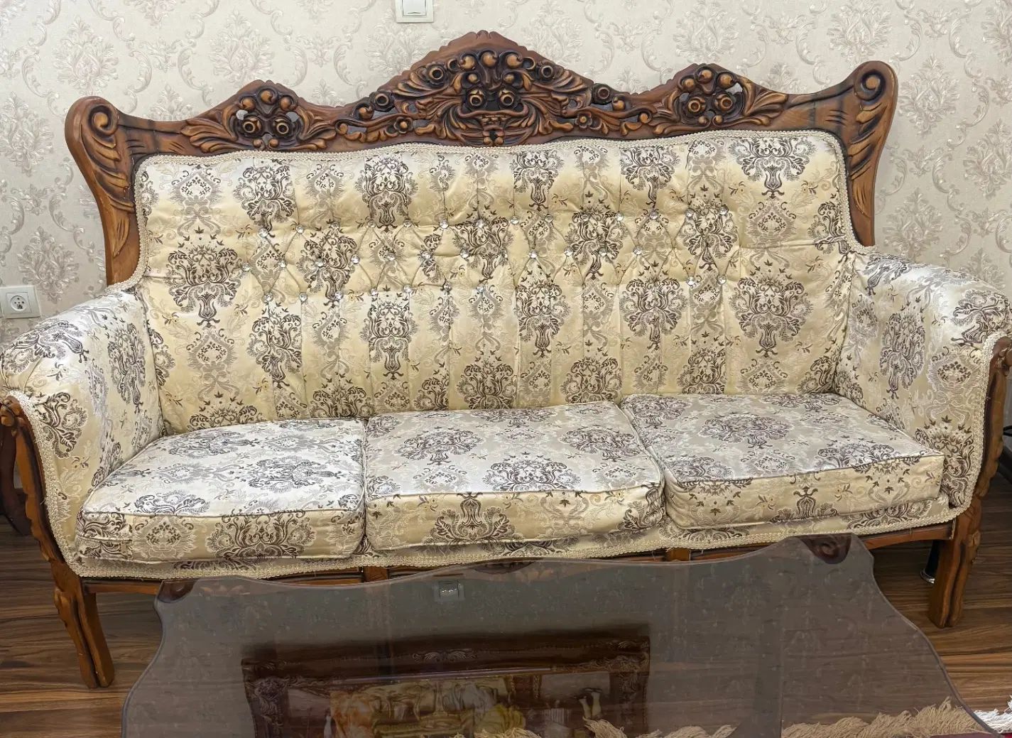 مبلمان سلطنتی ۹ نفره سالم به همراه میز عسلی|مبلمان خانگی و میز عسلی|زنجان, |دیوار