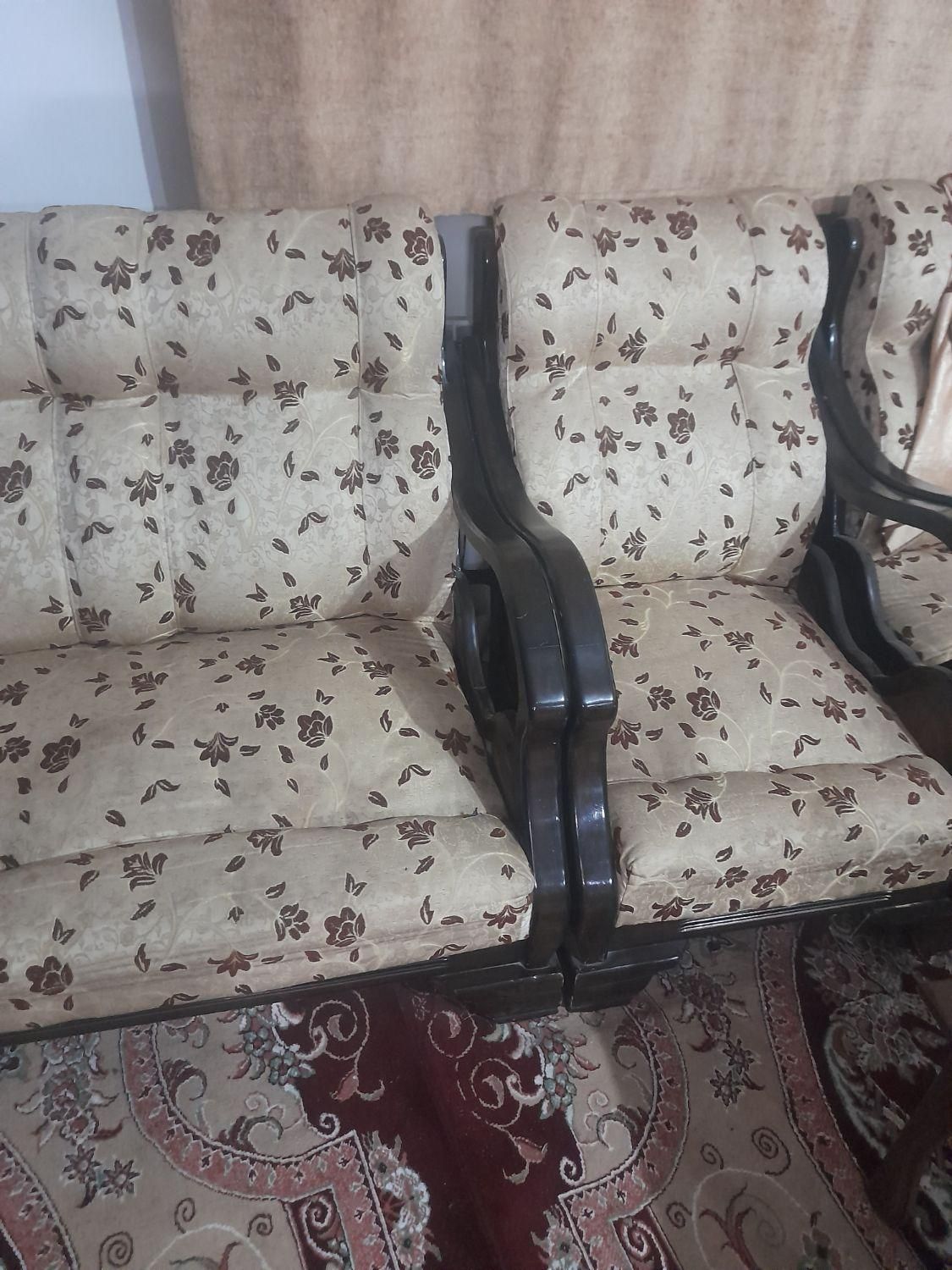 مبل ۸ نفر سالم فقط چندتا دسته هاش رنگ ندار|مبلمان خانگی و میز عسلی|اصفهان, خیادان|دیوار