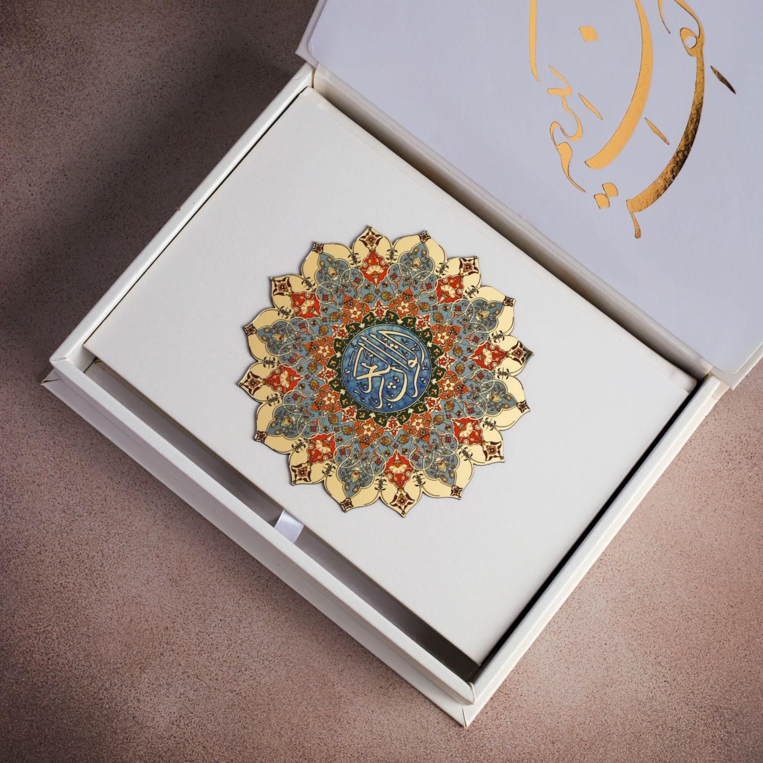 قرآن نفیس طرح شمسه عطری وزیری(۱۲۰)     فخررازی|کتاب و مجله مذهبی|تهران, بهارستان|دیوار