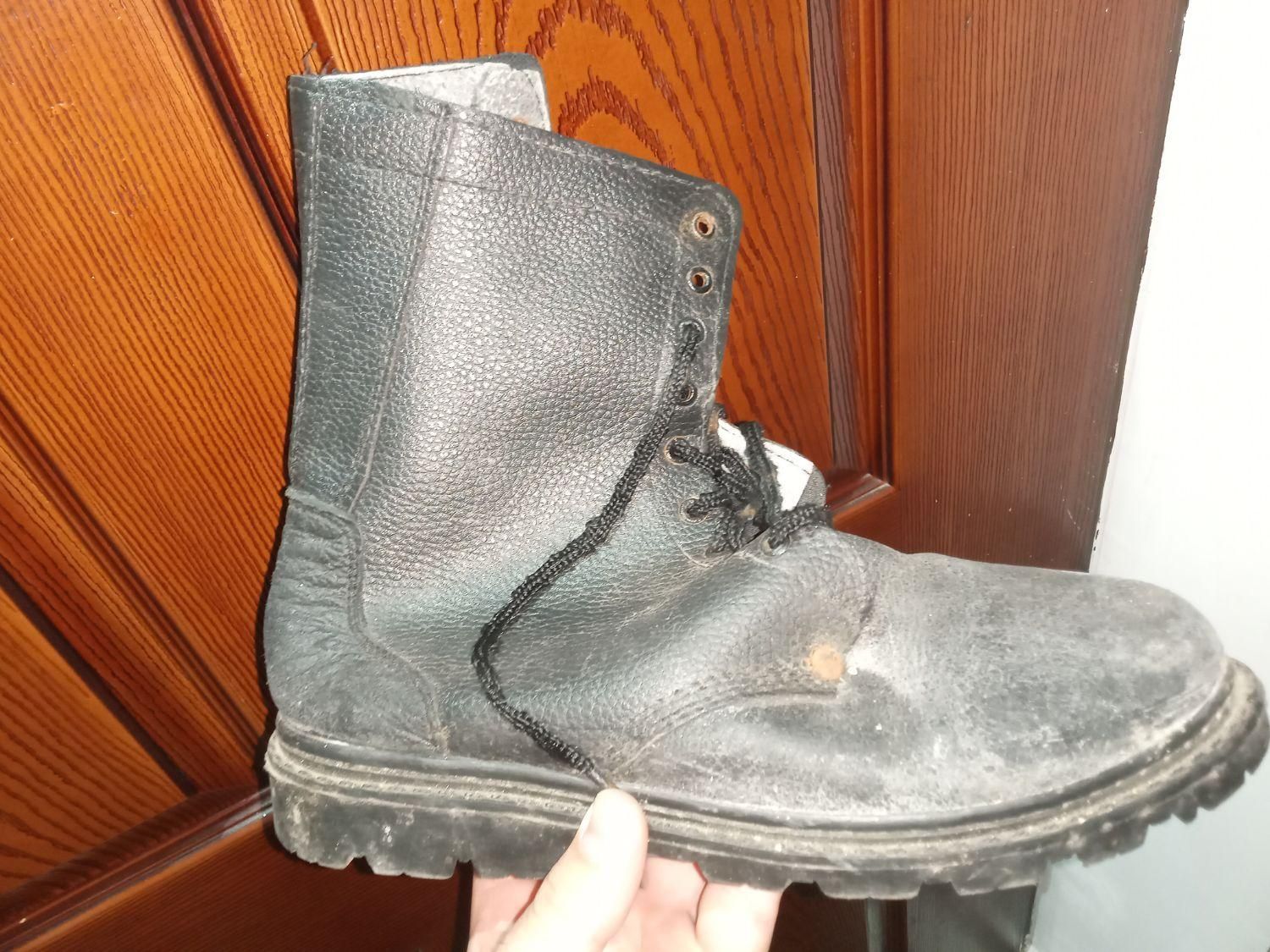 پوتین نظامی|کیف، کفش، کمربند|رشت, بازار|دیوار