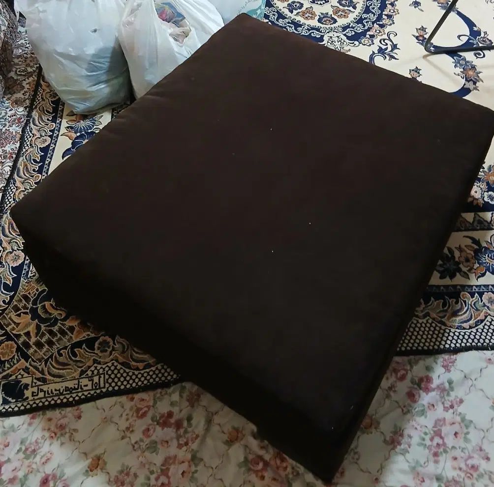 پاف بزرگ ۹۰ در۹۰ همراه ۵ تا کوسن|صندلی و نیمکت|کرج, باغستان|دیوار