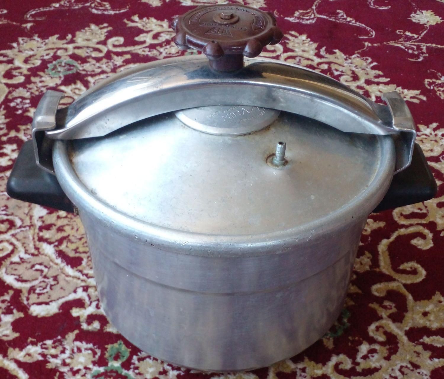 زودپز قدیمی|ظروف پختوپز|پل سفید, |دیوار