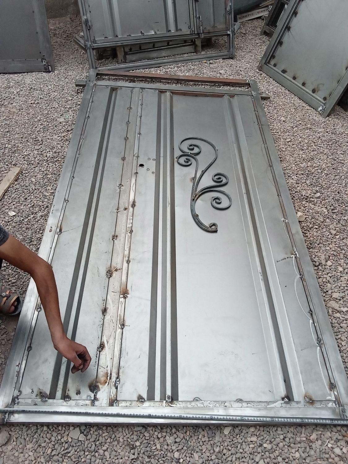 درب وپنجره فلزی  اهنی پیش ساخته سبک|خدمات پیشه و مهارت|کرمان, |دیوار