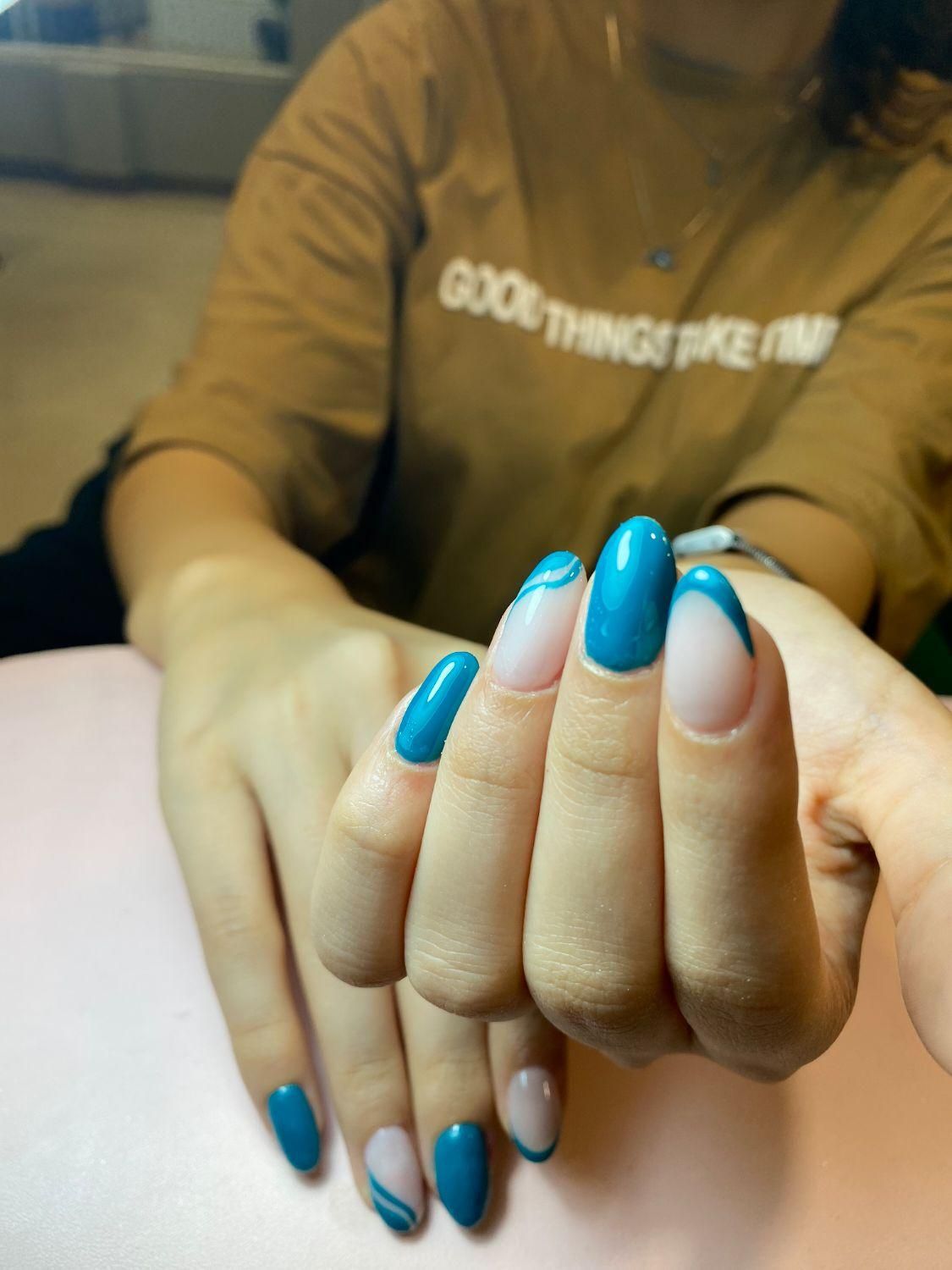 کاشت ناخن بالای ۳ سال سابقه کاری|خدمات آرایشگری و زیبایی|تنکابن, |دیوار