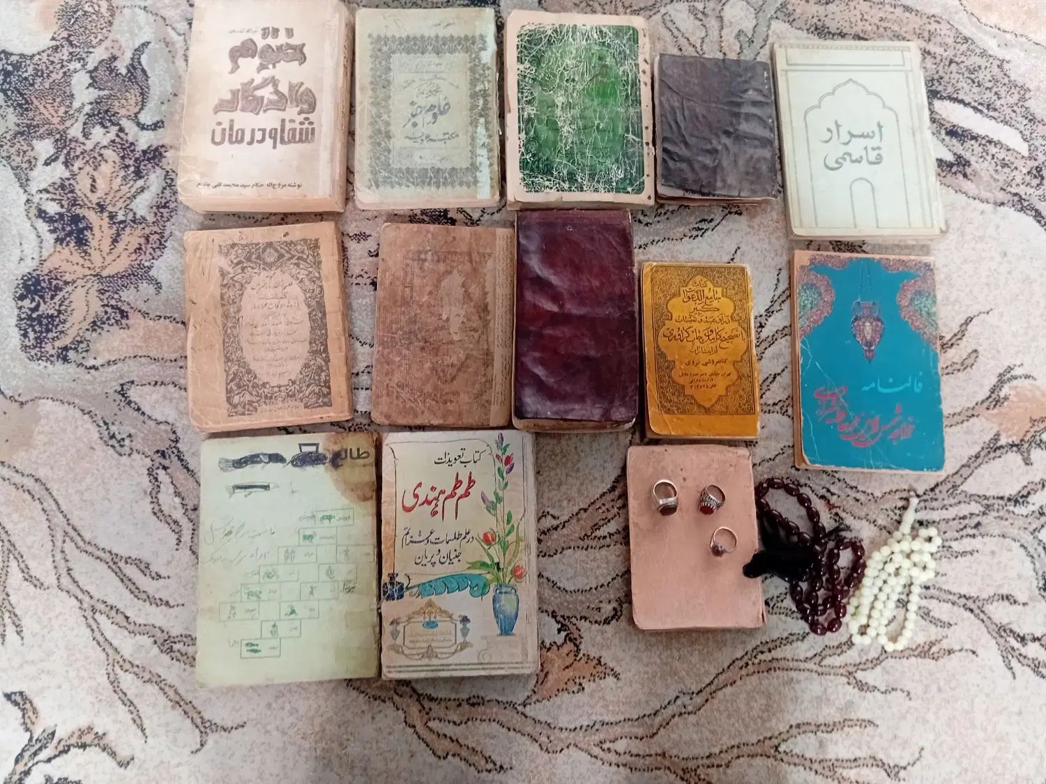 تعدادی کتاب قدیمی ۱۰۰ ساله وخطی وخط سنگی|کتاب و مجله تاریخی|اصفهان, احمدآباد|دیوار