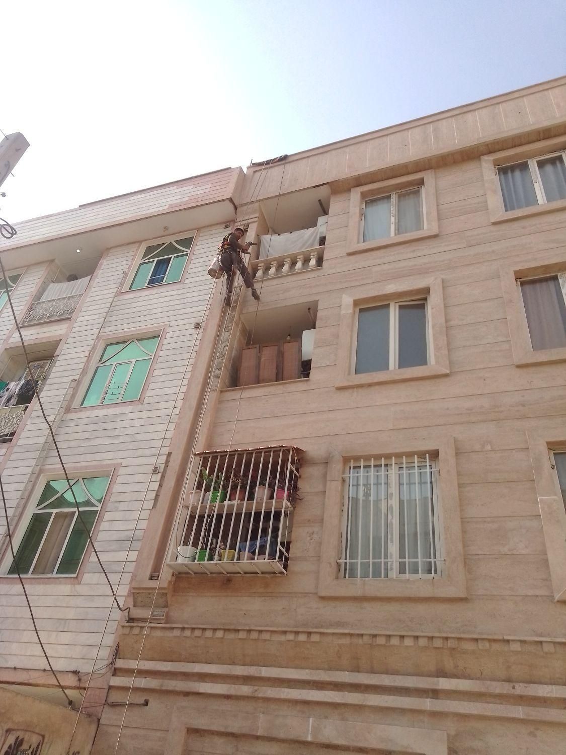 پیچ و رولپلاک  کردن سنگ نما با طناب راپل کار|خدمات پیشه و مهارت|رباط‌کریم, |دیوار