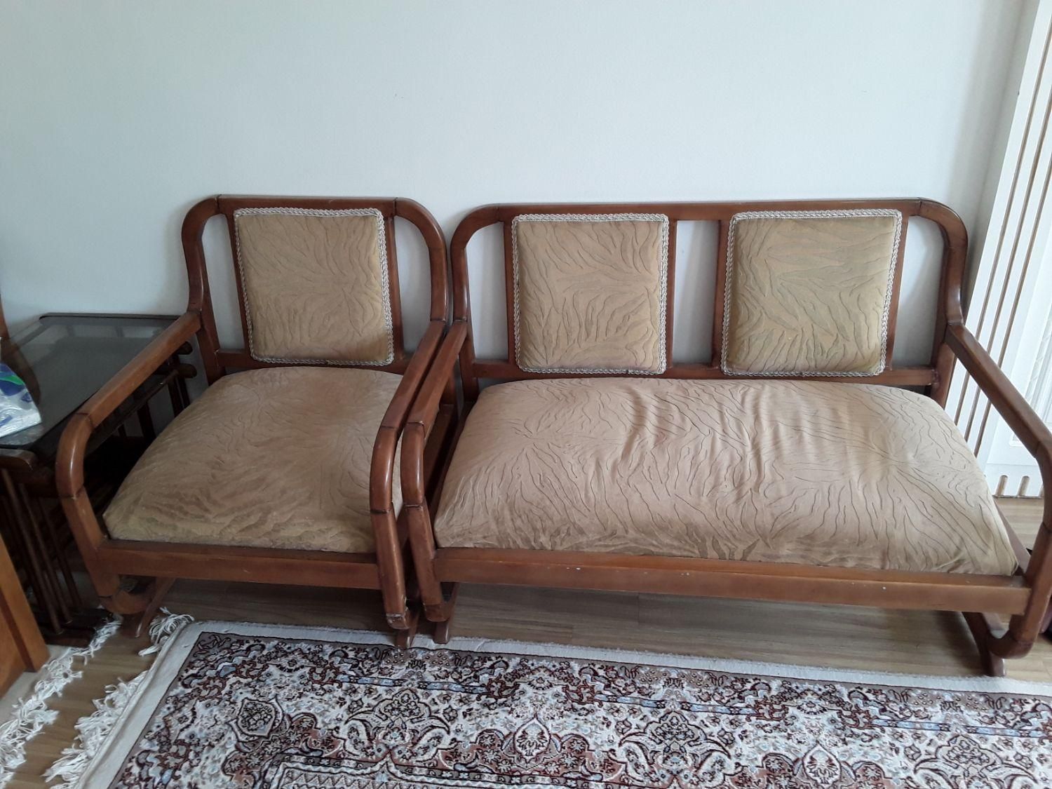 مبلمان ۱+۷ نفره به همراه میز مربوطه کاملا سالم|مبلمان خانگی و میز عسلی|مشهد, رضاشهر|دیوار