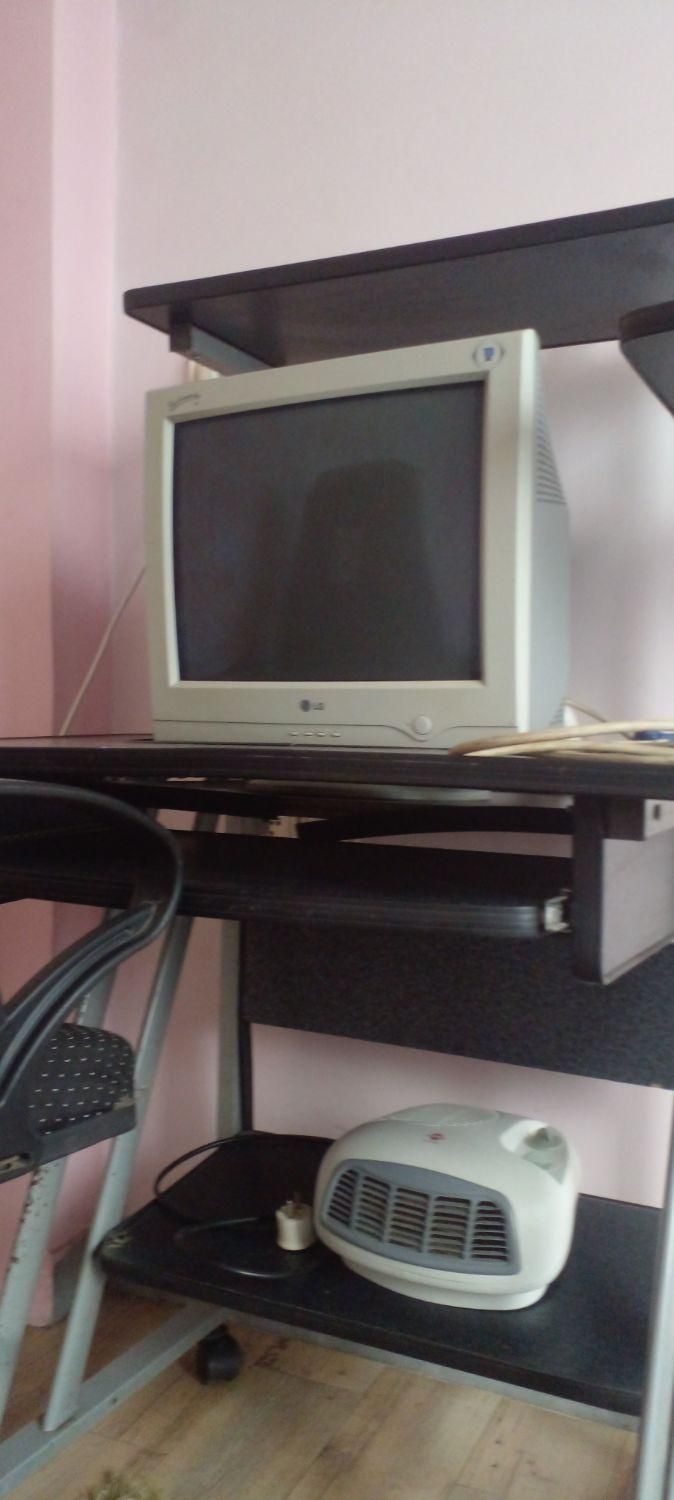 مانیتور با میز کامل  و صندلی گردان|میز تحریر و کامپیوتر|لنگرود, |دیوار