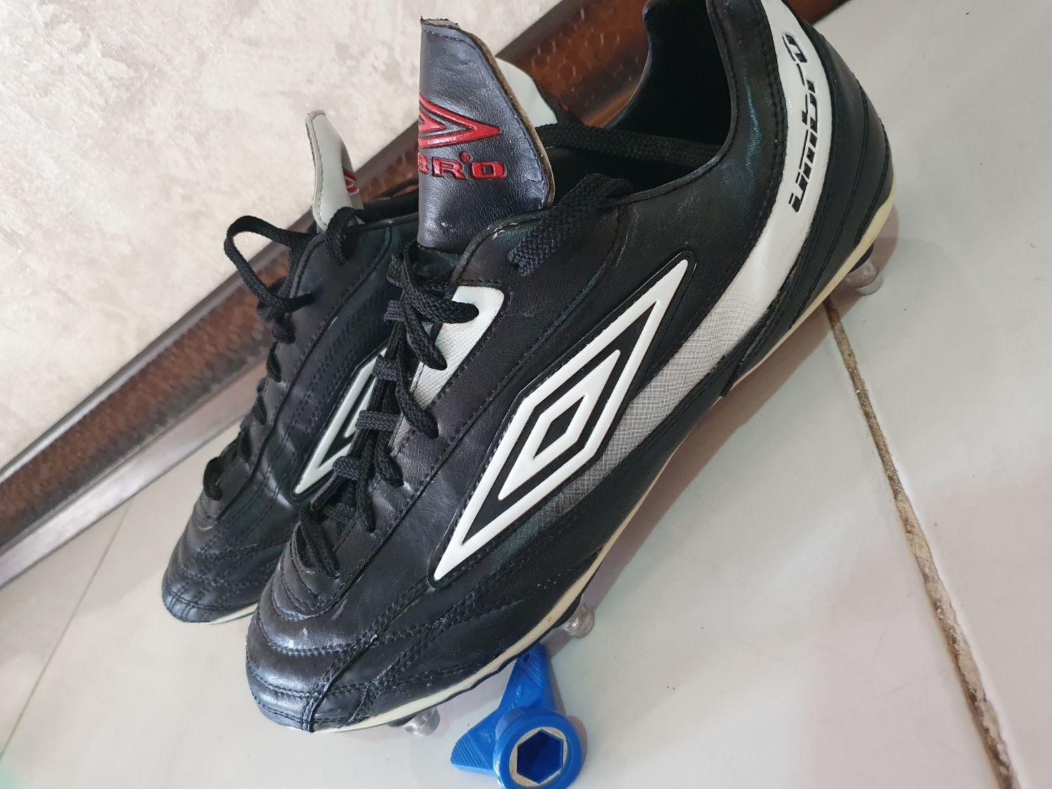 کفش فوتبال اورجینال UMBRO|ورزش‌های توپی|شیراز, دکتر حسابی|دیوار