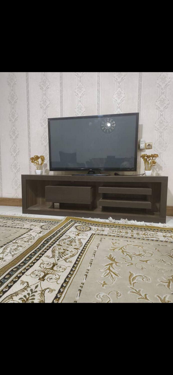 میز تلوزیون کاملا سالم بدون هیچ گونه رنگ پریدگی|میز تلویزیون|اهواز, کوی ترابری|دیوار
