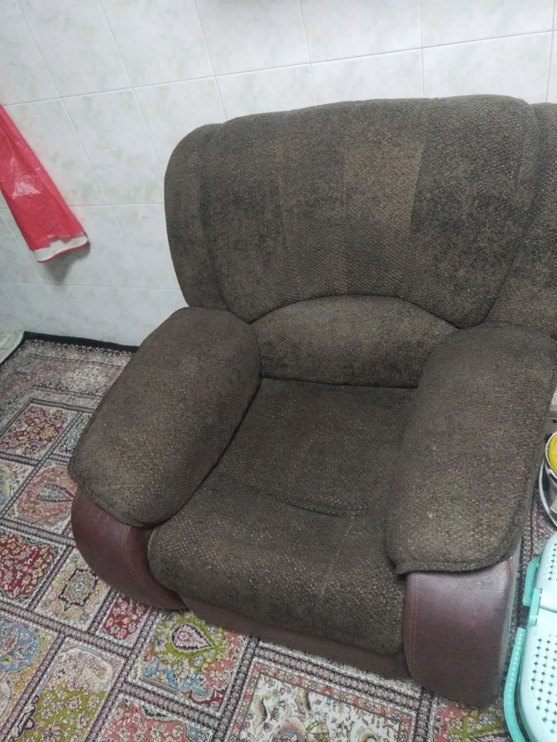 مبل یک نفره راحت وتمیز|مبلمان خانگی و میز عسلی|اصفهان, باغ فدک|دیوار