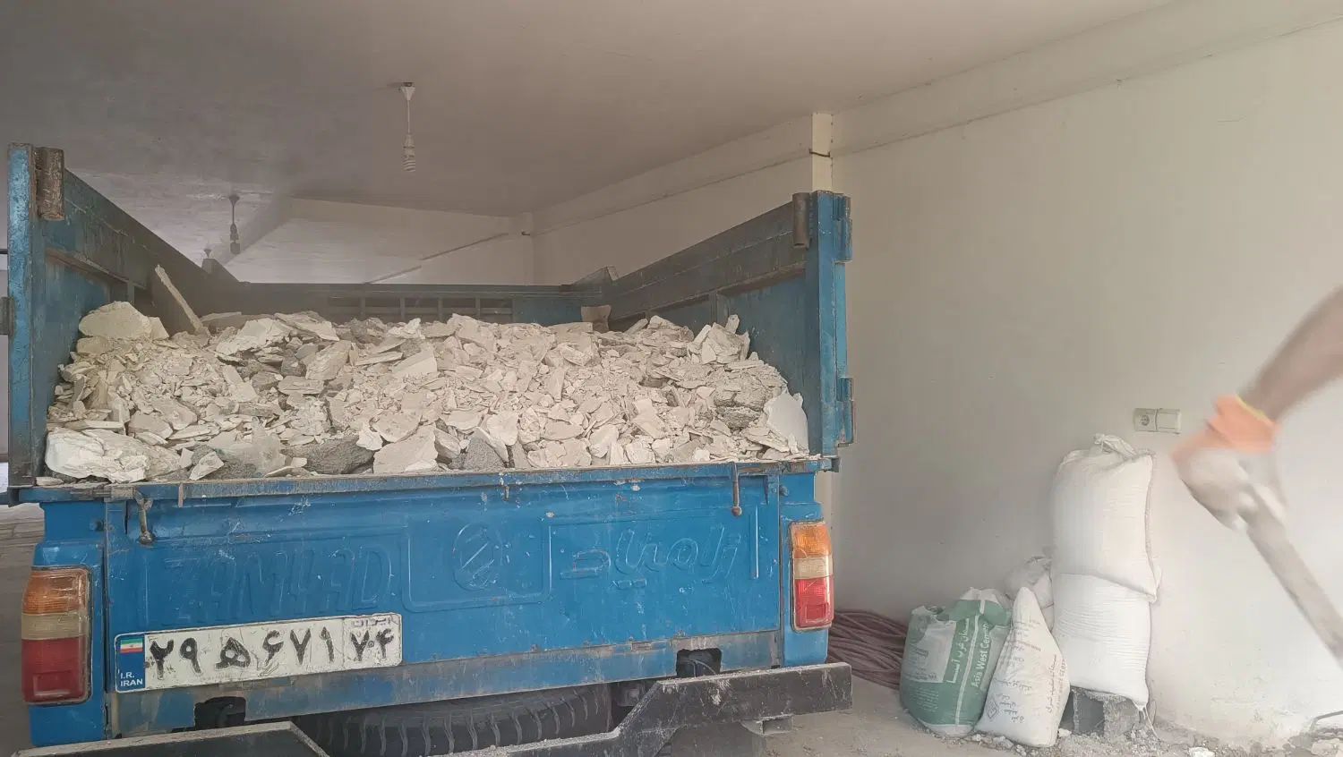 حمل خاک نخاله توسط نیسان کمپرسی کارگر و مینی لدر|خدمات حمل و نقل|مشهد, توس (بلوار توس)|دیوار