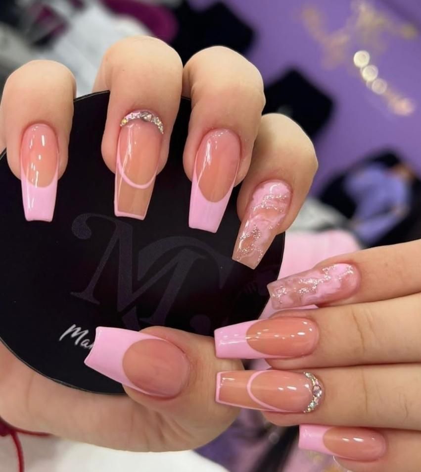 خدمات کاشت و ترمیم و اموزش ناخن با12سال سابقه کار|خدمات آرایشگری و زیبایی|شیراز, شهرک سراج|دیوار